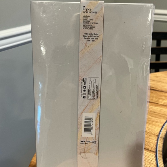 Women's/Teens 6 Velvet Scrunchies - NWT - Picture 8 of 8